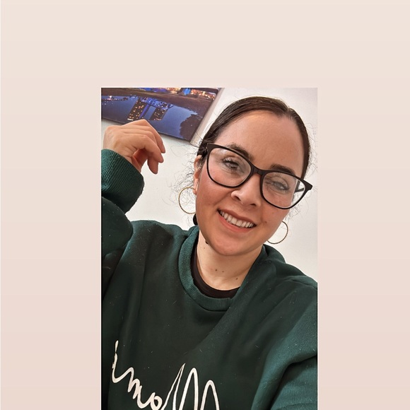 Meet your Posher, Yesi - Picture 1 of 1